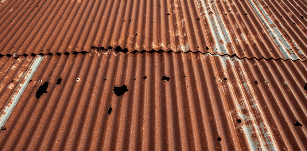 Mái tôn bị rỉ sét, thủng lỗ do thời gian dài sử dụng