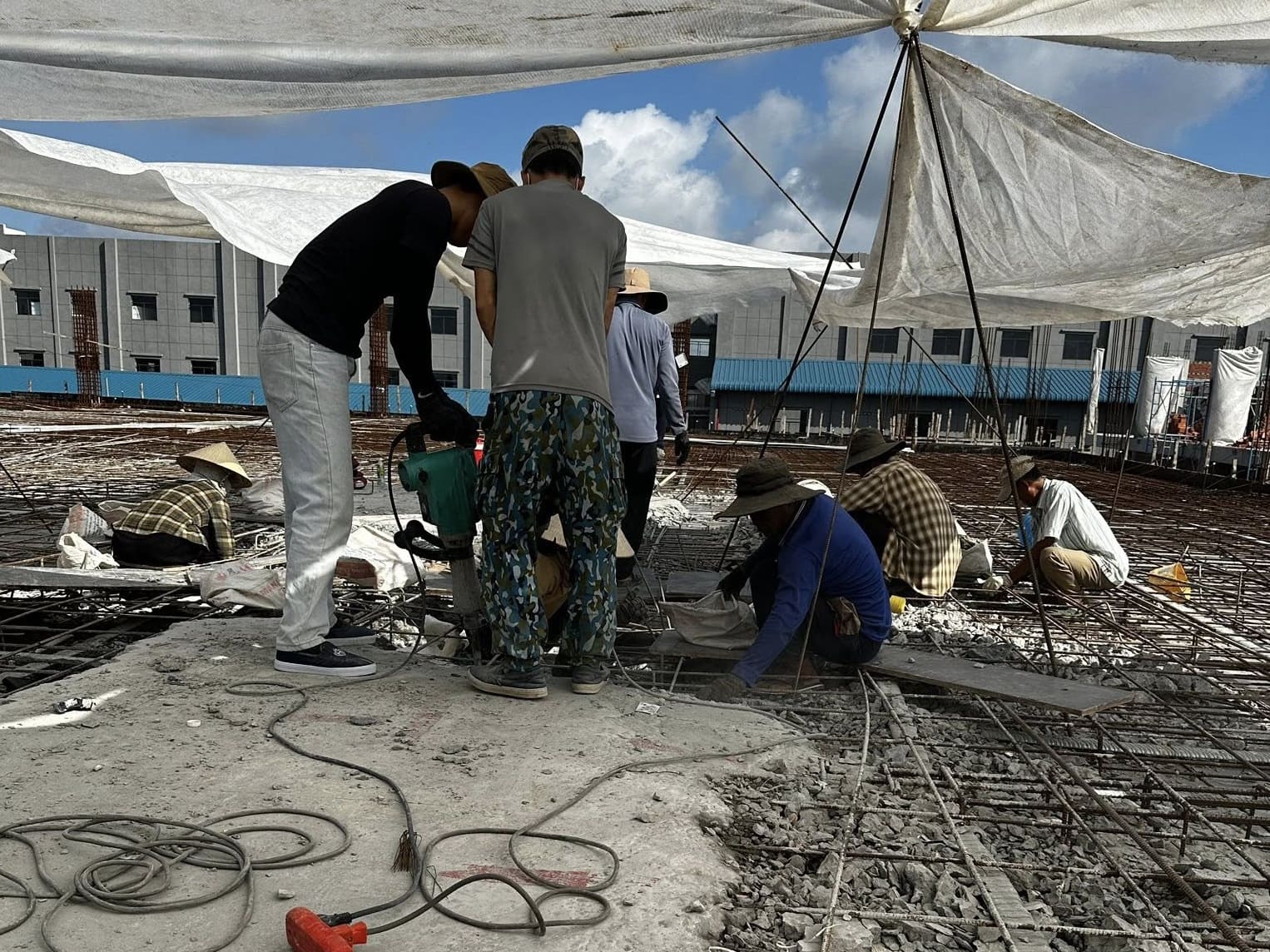 Duc-pha-do-tuong-gach-cu-Buoc-dau-quan-trong-trong-cai-tao-nha-cua